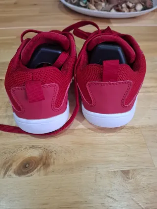 Zapatillas deportivas rojas a estrenar