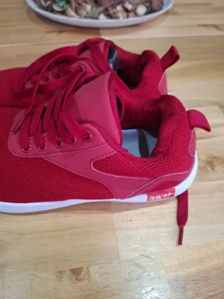 Zapatillas deportivas rojas a estrenar