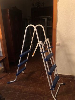 Escalera Piscina Metal y Plástico