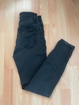 Pantalón pitillo negro