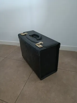 Maletín negro con asa y cierres dorados