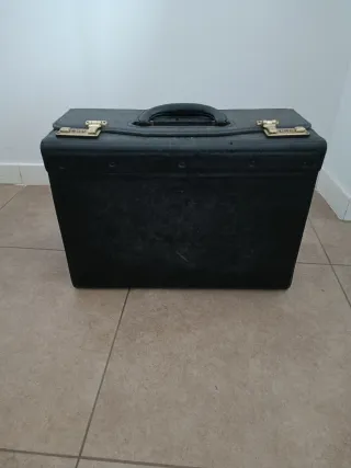 Maletín negro con asa y cierres dorados