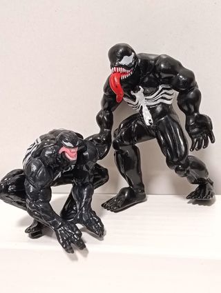 Lote 2 Figuras Venom Marvel Comansi Kinder