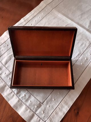 Antigua caja de piel y madera marrón