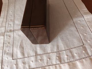 Antigua caja de piel y madera marrón