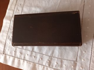 Antigua caja de piel y madera marrón