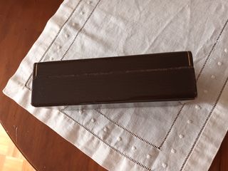 Antigua caja de piel y madera marrón