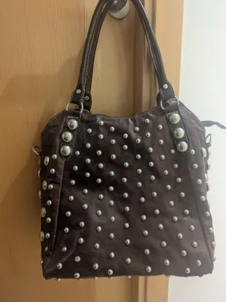 Bolso de piel marrón con tachuelas