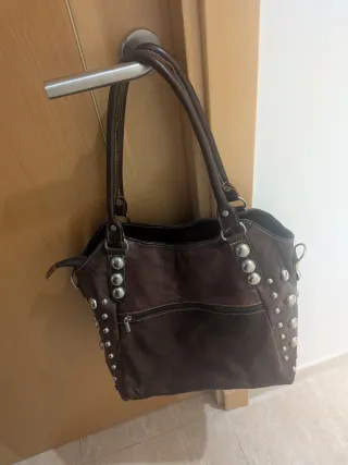 Bolso de piel marrón con tachuelas