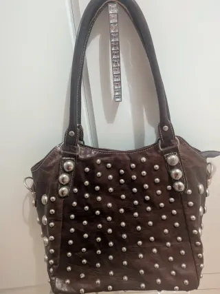 Bolso de piel marrón con tachuelas