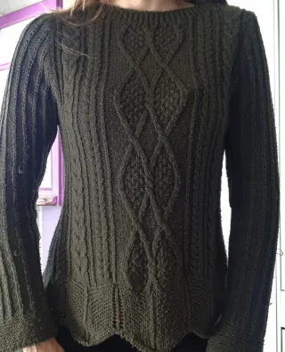 Jersey verde de punto con trenzas