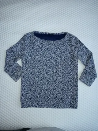 Sudadera azul y blanca