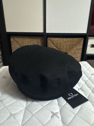 Gorra marinera negra con trenza