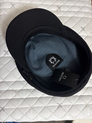 Gorra marinera negra con trenza