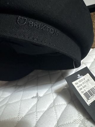 Gorra marinera negra con trenza