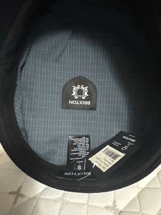 Gorra marinera negra con trenza