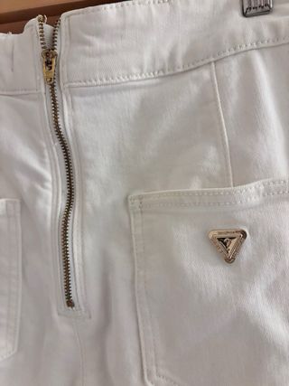 Pantalón Guess color crema nuevo