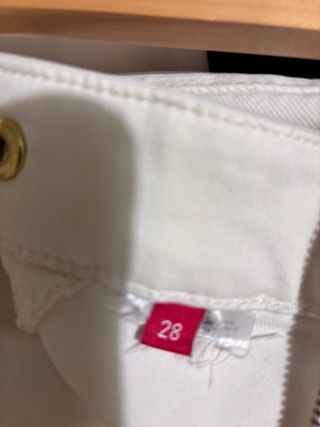 Pantalón Guess color crema nuevo