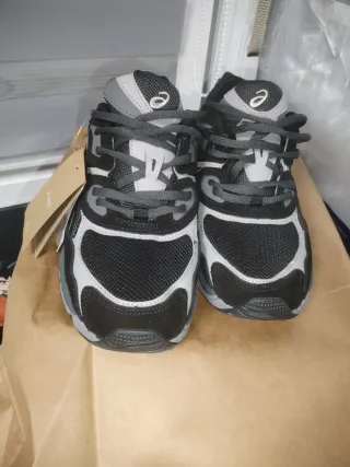 Zapatillas ASICS Negras y Grises