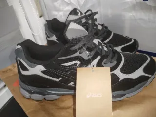 Zapatillas ASICS Negras y Grises