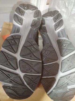 Zapatillas ASICS Negras y Grises