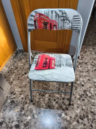 Sedia pieghevole in alluminio con schienale, imbottita.