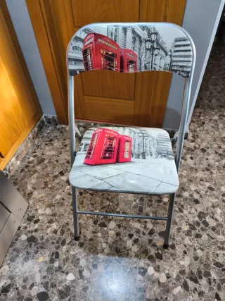 Sedia pieghevole in alluminio con schienale, imbottita.