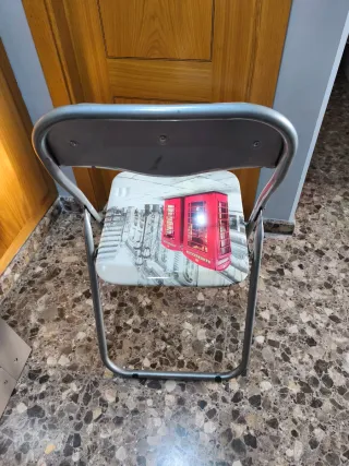 Sedia pieghevole in alluminio con schienale, imbottita.