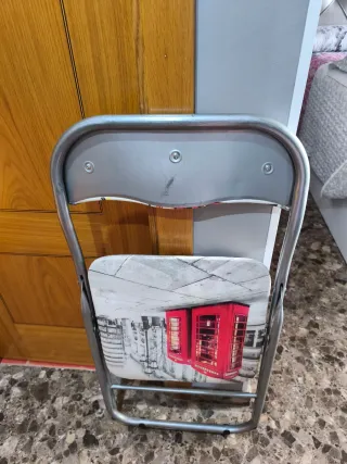 Sedia pieghevole in alluminio con schienale, imbottita.