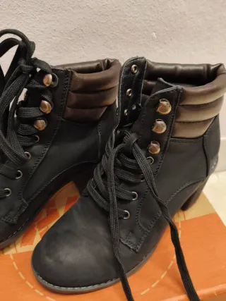 Stivaletti neri con lacci e tacco basso n.36