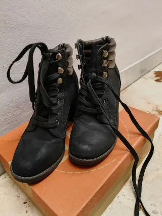 Stivaletti neri con lacci e tacco basso n.36