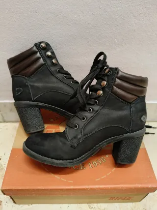 Stivaletti neri con lacci e tacco basso n.36