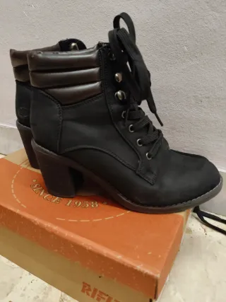 Stivaletti neri con lacci e tacco basso n.36