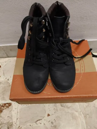 Stivaletti neri con lacci e tacco basso n.36