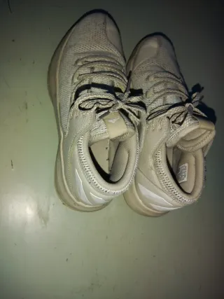 Zapatillas Adidas Grises y Blancas