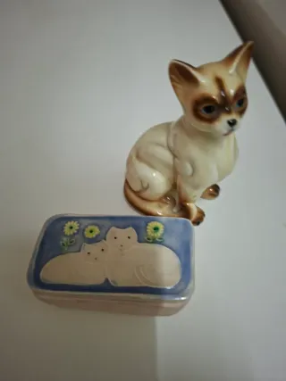 Figura di gatto e scatola decorata con gatti