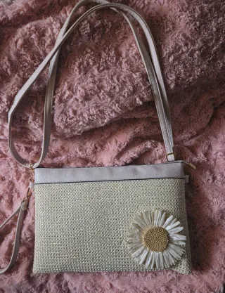 Bolso de mano con flor margarita