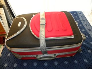 Maleta de viaje negra y roja