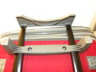 Maleta de viaje negra y roja