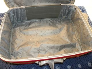 Maleta de viaje negra y roja