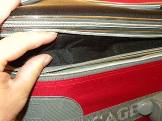 Maleta de viaje negra y roja