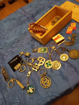 Lote llaveros, monedas y caja madera