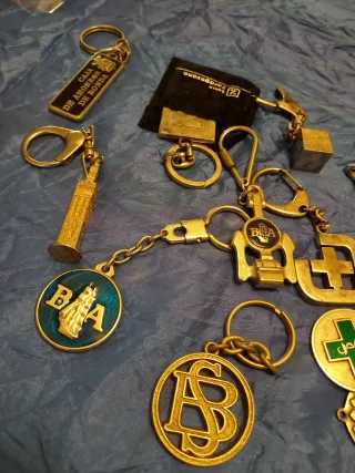 Lote llaveros, monedas y caja madera