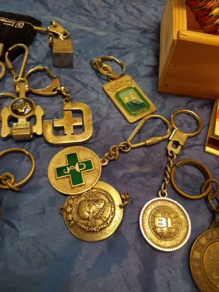 Lote llaveros, monedas y caja madera