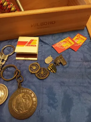 Lote llaveros, monedas y caja madera