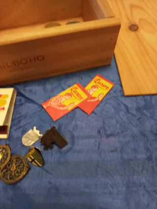 Lote llaveros, monedas y caja madera