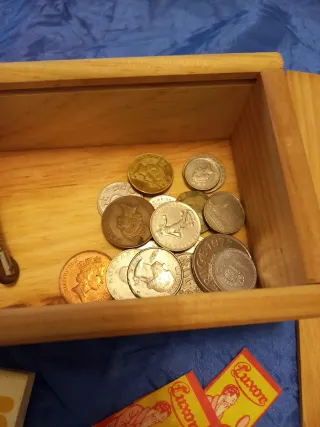 Lote llaveros, monedas y caja madera