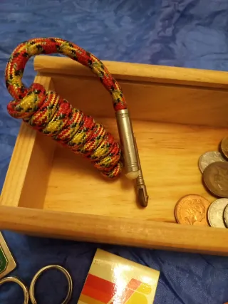 Lote llaveros, monedas y caja madera