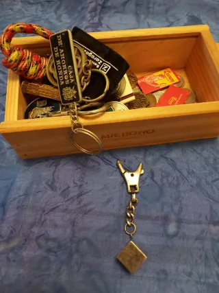 Lote llaveros, monedas y caja madera