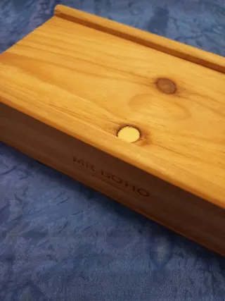 Lote llaveros, monedas y caja madera